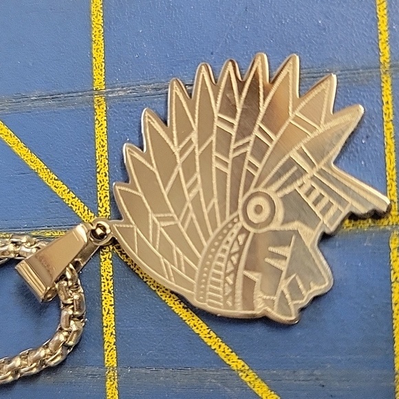 Indian Head 1" Silver Tone 23" Necklace - Picture 2 of 3